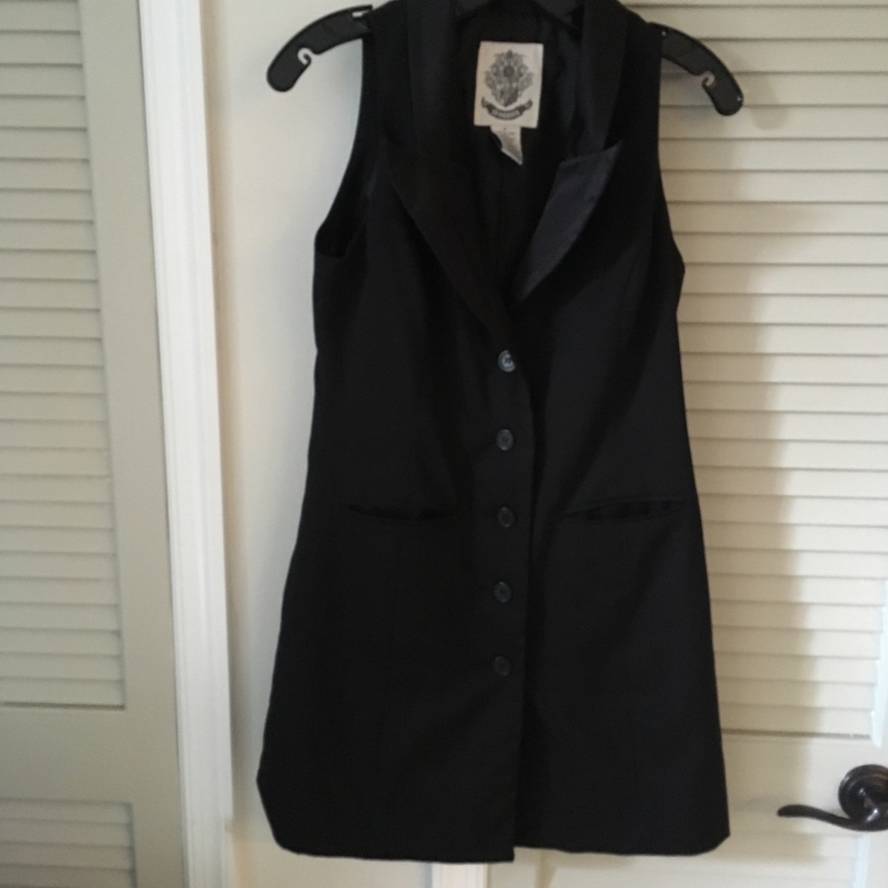 BB Dakota sleeveless black blazer